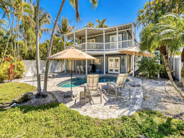 Anna Maria Island Luxurious Tropical Retreat with private Pool & Game Room